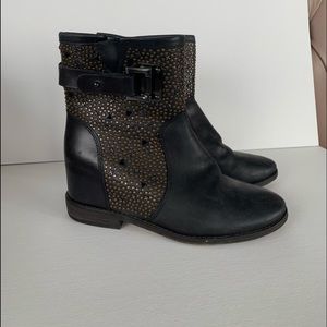Angle boots